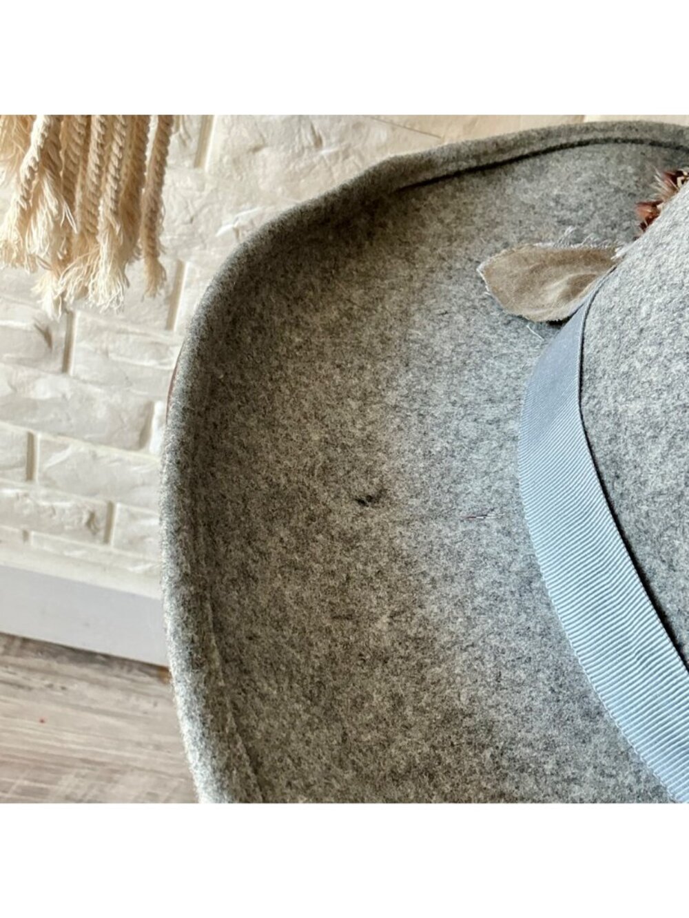 Vintage Peachfelt Grey Felt Hat Gold-Tone Horse Head Emblem + Pheasant Feather - Picture 8 of 12